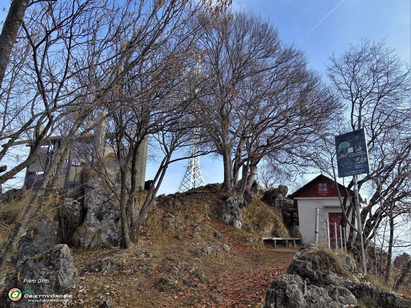 58 Alla Baita G.E.S.P.  e alla croce del Monte Zucco (1232 m).JPG